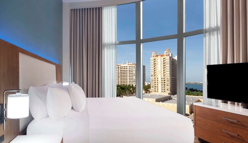 Suite, 1 King Bed, Corner