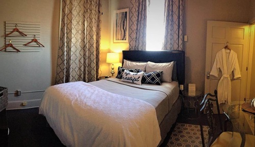Standard Room, 1 Queen Bed, Shared Bathroom
