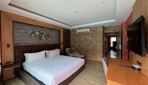 Suite, 3 Bedrooms, Pool Access