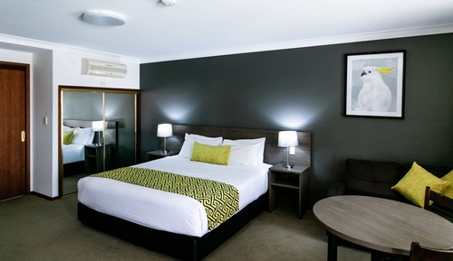 Suite, 1 King Bed, Non Smoking (Dining Table)