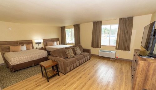 2 Queen Beds with Kitchenette