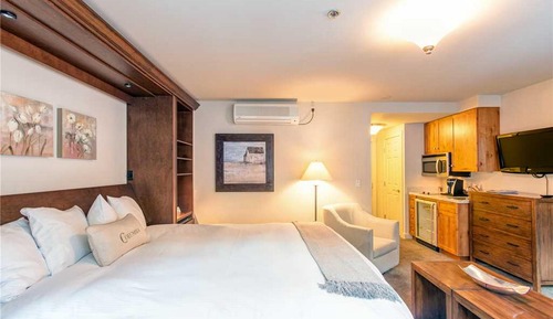 Room (Hotel Columbia 33)