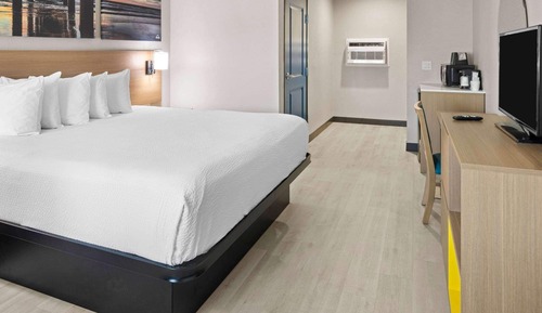 Room, 1 King Bed, Accessible, Non Smoking (Roll-In Shower)