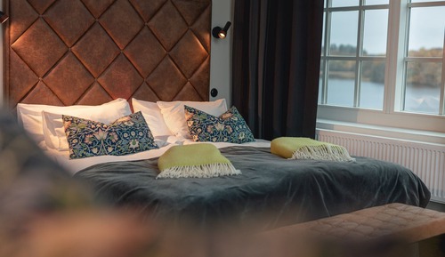 Junior Room, Lake View, Corner