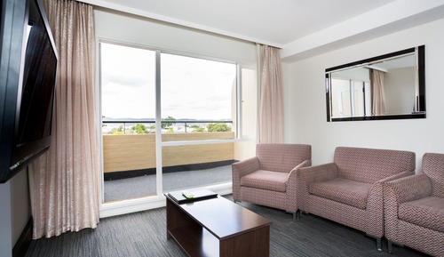 Deluxe Two Bedroom Apartment (Bedrooms on 2nd Floor)