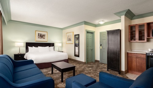 Deluxe Queen Suite