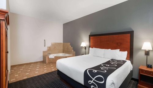 Deluxe Suite, 1 King Bed, Non Smoking, Hot Tub (Deluxe Family Suite)