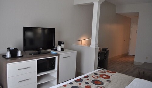 Standard Room, 1 King Bed, Non Smoking, Microwave