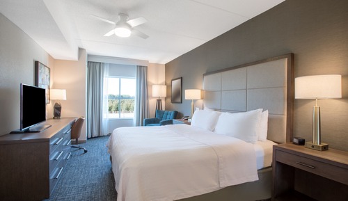 Suite, 1 King Bed, Accessible, Balcony (Bathtub)