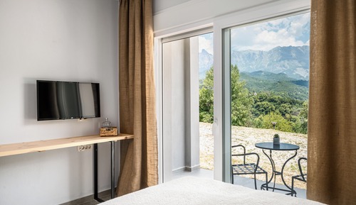 Superior Room, 1 Queen Bed, Mountain View, Annex Building