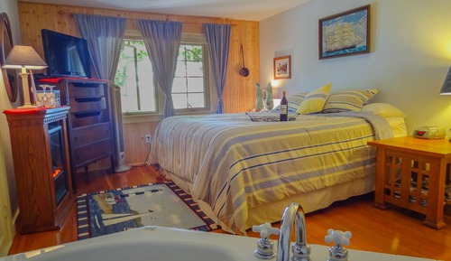 Lake Ripley Room