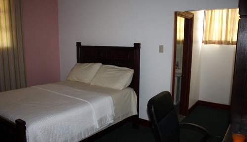 House (3 Bedrooms / 3 queen beds)