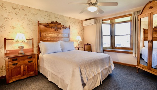 Room, 1 Queen Bed, Non Smoking, Partial Ocean View