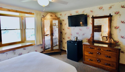 Room, 1 Queen Bed, Non Smoking, Partial Ocean View