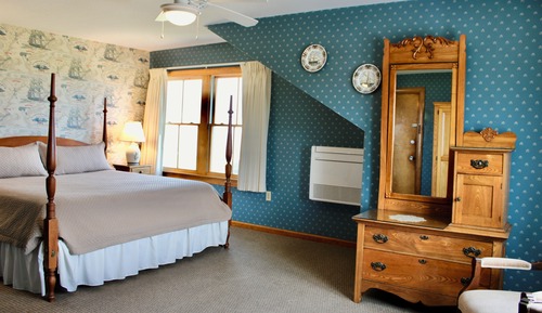 Room, 1 King Bed, Non Smoking, Partial Ocean View