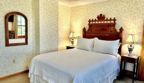 Room, 1 Queen Bed, Partial Ocean View (Shared Bathroom)