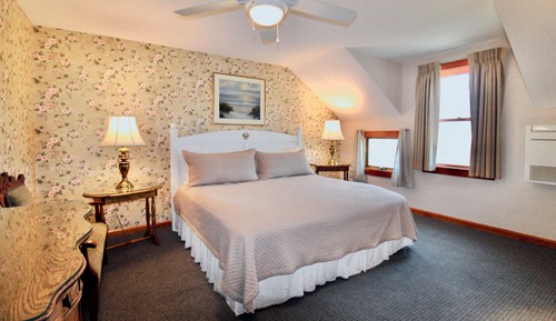 Room, 1 King Bed, Non Smoking, Garden View (Shared Bathroom)