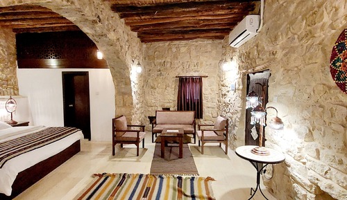 SUIT- Suite Room