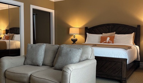 Standard Suite, 1 King Bed, Private Bathroom