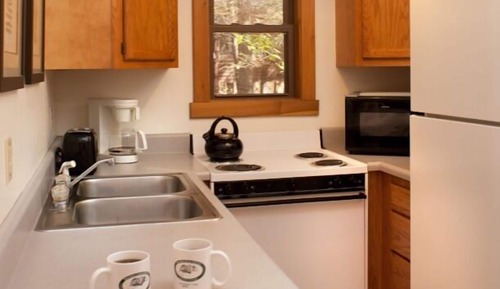2 Bedroom 1 Bath Cabin, Full Kitchen, Hot Tub