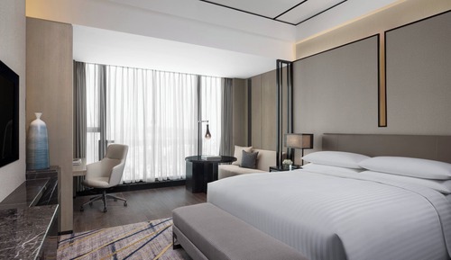 Room, 1 King Bed, Lake View