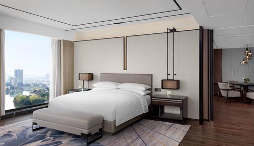 Club Suite, 1 King Bed, Lake View