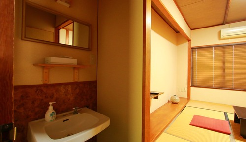 Economy Japanese-Style Twin Room with Shared Bathroom