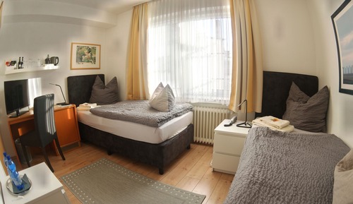 Standard Twin Room, Private Bathroom (Zweibettzimmer Standard)