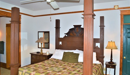 Traditional Single Room, 1 King Bed, Private Bathroom, Garden View
