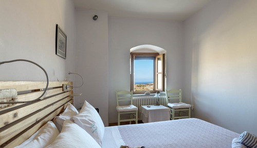 Deluxe Room with Balcony and Sea View