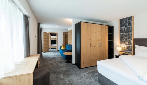 Deluxe Family Room