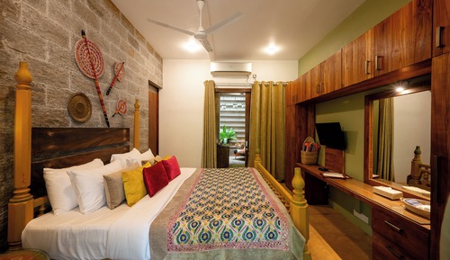 Junior Suite, 1 Queen Bed, Garden View, Courtyard Area