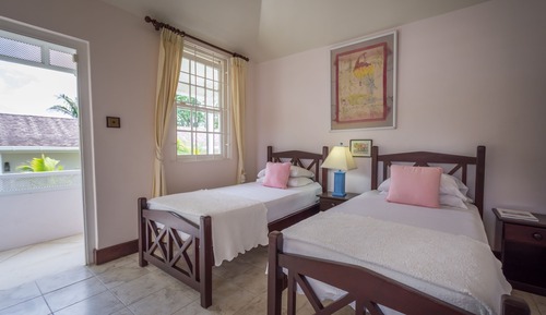 Classic Room, 1 King Bed, Courtyard View