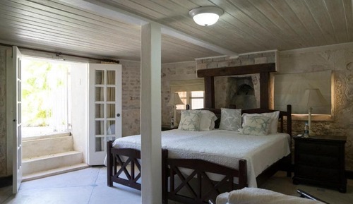 Classic Room, 1 King Bed, Courtyard View