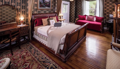 Single Room, 1 Queen Bed (Elsie)