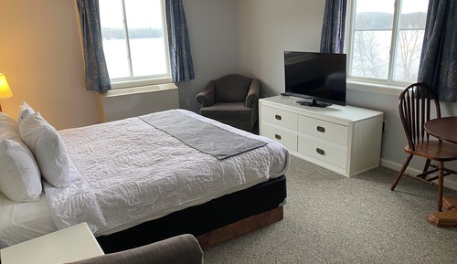 Classic Room, 1 King Bed, Lake View