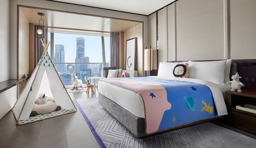 Family Room, 1 King Bed, River View