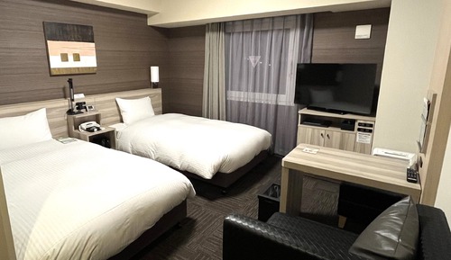 Twin Room, Smoking