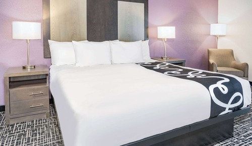 Deluxe Room, 1 King Bed, Accessible, Non Smoking (Mobility/Hearing Impaired Accessible)