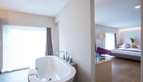 Junior Suite, 1 King Bed, Bathtub