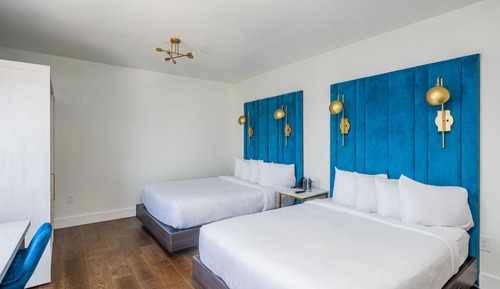 Dueling Queen Bed Room