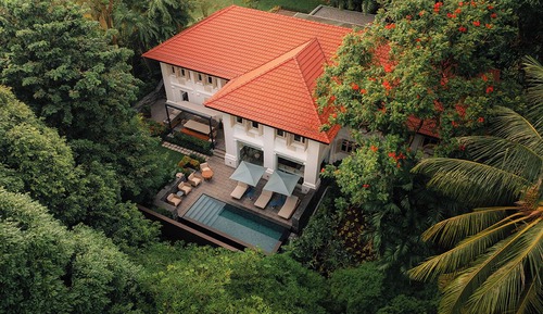 Colonial Manor