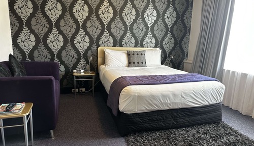 Standard Room, 1 Queen Bed, Non Smoking, Microwave