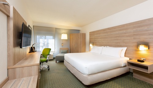 Standard Room, 1 King Bed, Pool View
