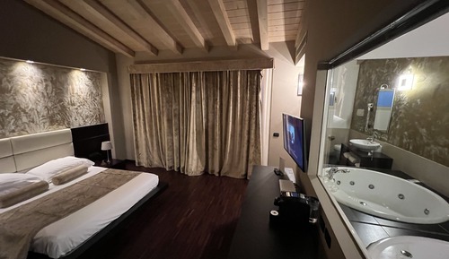 Superior Suite, 1 King Bed, Hot Tub