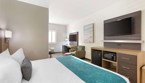Standard Room, 1 Queen Bed, Accessible, Bathtub (with Sofabed)
