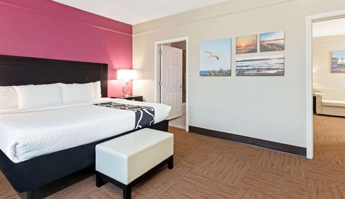 Deluxe Room, 1 King Bed, Accessible, Smoking (Mobility Accessible)