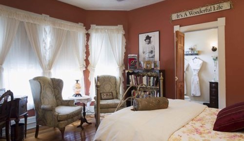 Luxury Room, 1 Queen Bed, Private Bathroom (Writers Retreat)
