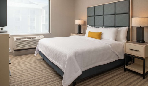 Suite, 1 King Bed, Accessible, Bathtub