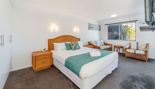 Deluxe Studio, Multiple Beds, Courtyard View